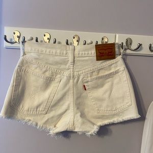 Size 27 white Levi’s jean shorts